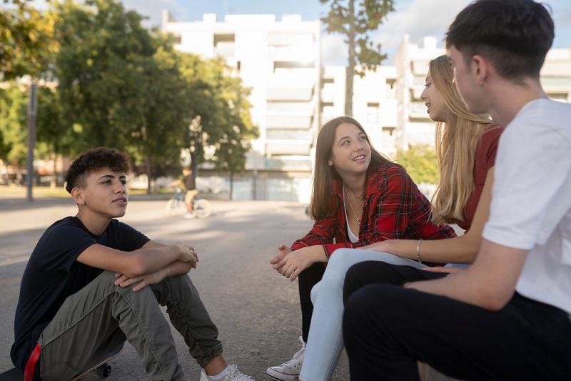 Cum indrumam copilul sa isi aleaga un anturaj bun – ghid complet pentru parinti responsabili